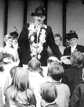 f1972.JPG (25101 bytes)